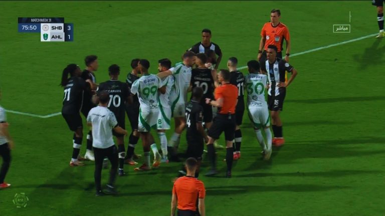 الشباب يهزم الأهلي بثلاثية رغم طرد حمد الله